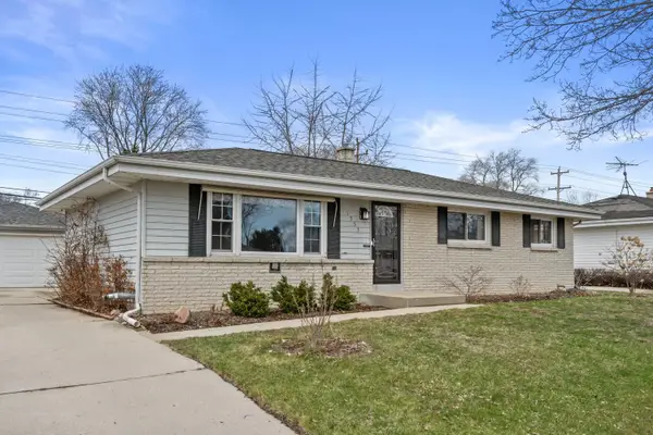 1553 Parknoll Ln, Port Washington, WI 53074
