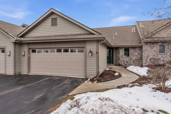 476 Oak Ridge Dr, Hartland, WI 53029