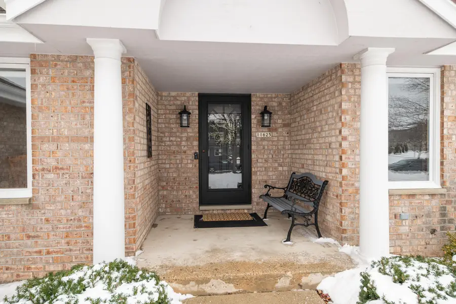 11625 W Sunset Ln, Greenfield, WI 53228 - #2