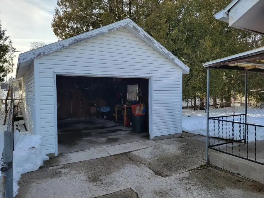 954 S 36th St, Manitowoc, WI 54220 - #3