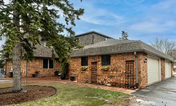 8179 S Forest Hills Cir, Franklin, WI 53132