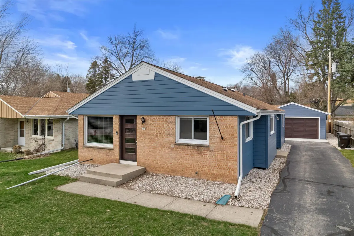 714 W Montclaire Ave, Glendale, WI 53217 - #1