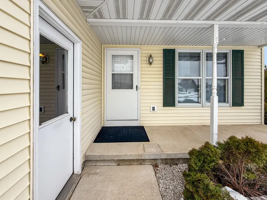 4530 Oaktree Ct, Manitowoc, WI 54220 - #3