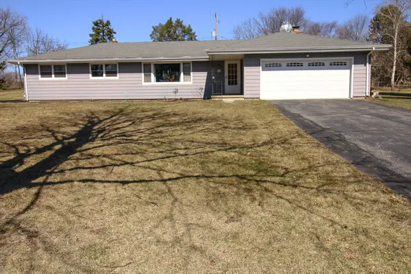 W270N390 Arrowhead Trl, Pewaukee, WI 53188