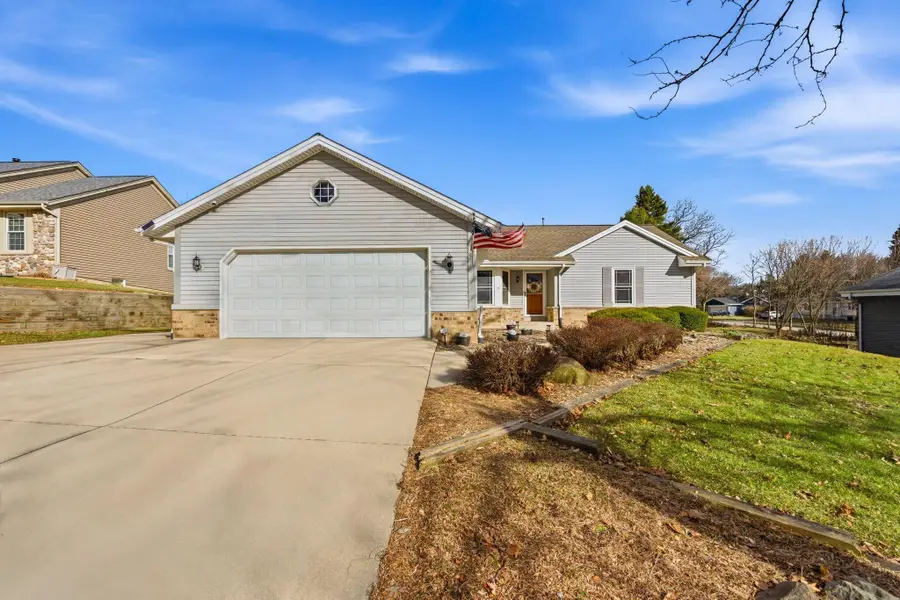 1907 Fieldcrest Ln, Waukesha, WI 53186 - #2