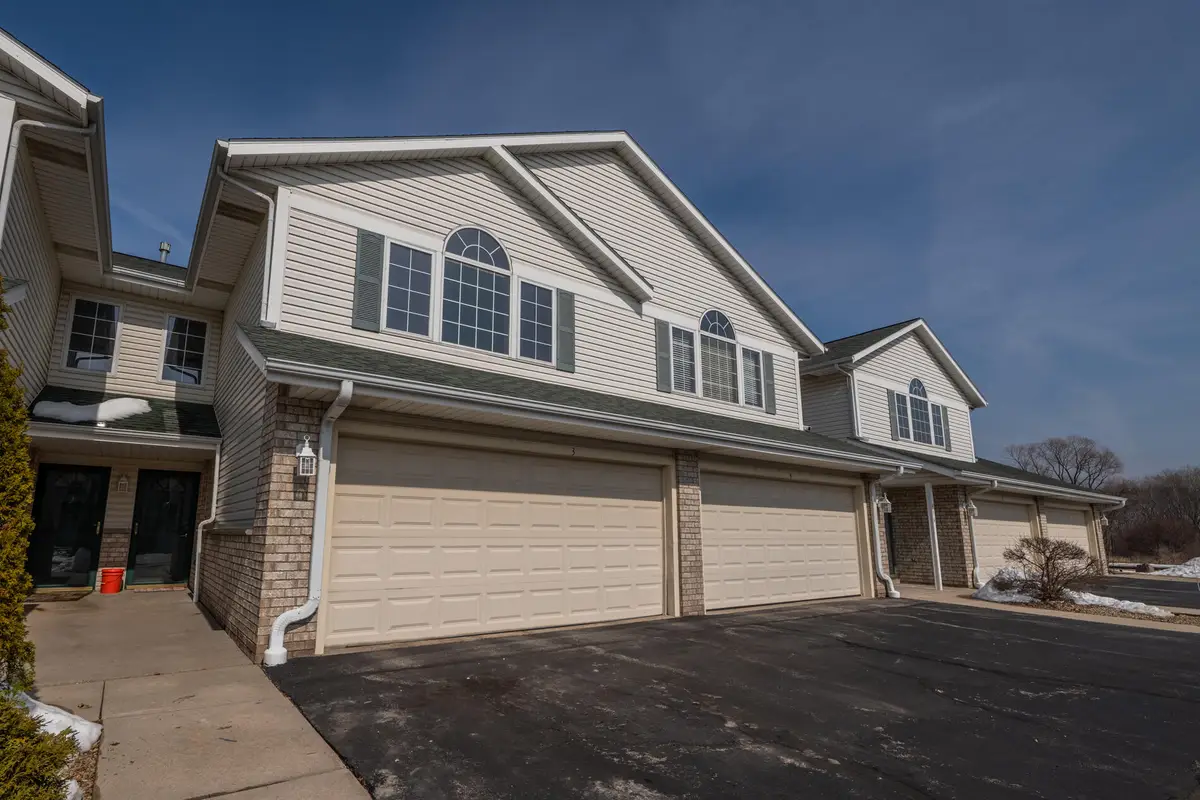 622 Shepherds Dr, West Bend, WI 53090 - #1