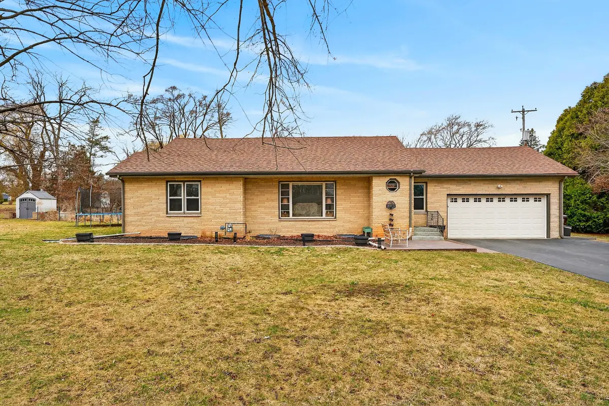 2315 S Lombardy Ln, New Berlin, WI 53151 - #1