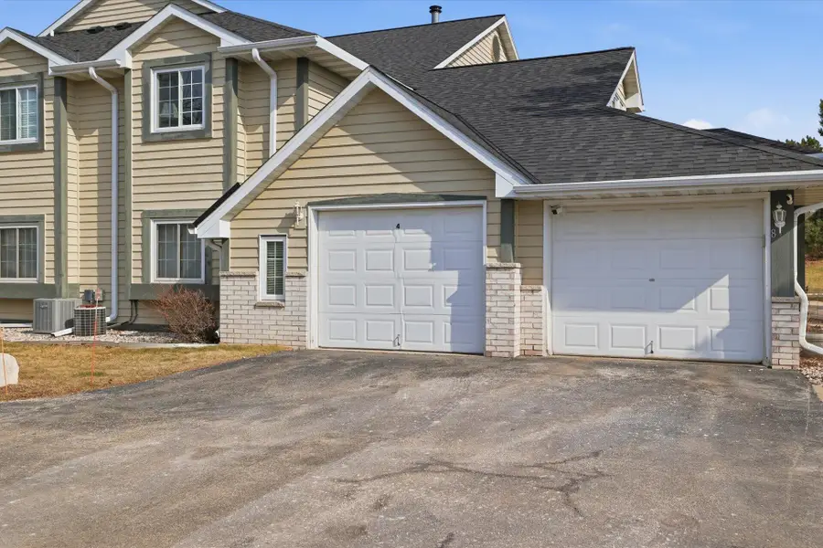 W240N2500 E Parkway Meadow Cir, Pewaukee, WI 53072 - #2