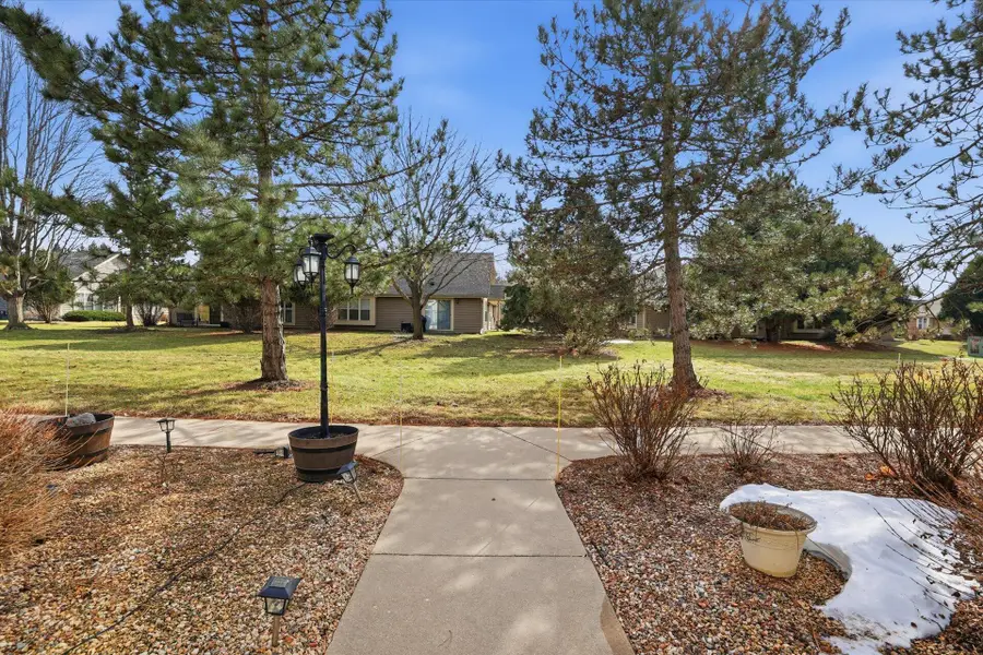 W240N2500 E Parkway Meadow Cir, Pewaukee, WI 53072 - #3