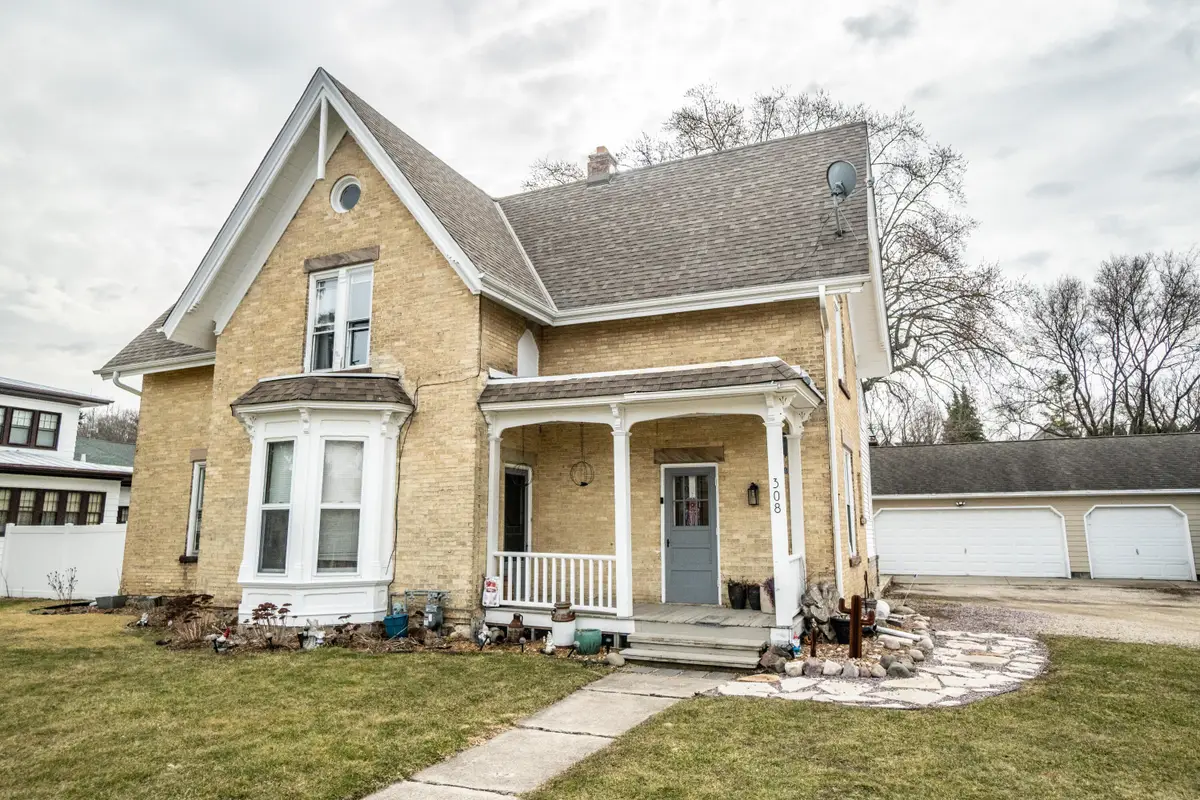 308 Kettle Moraine Dr S, Slinger, WI 53086 - #1