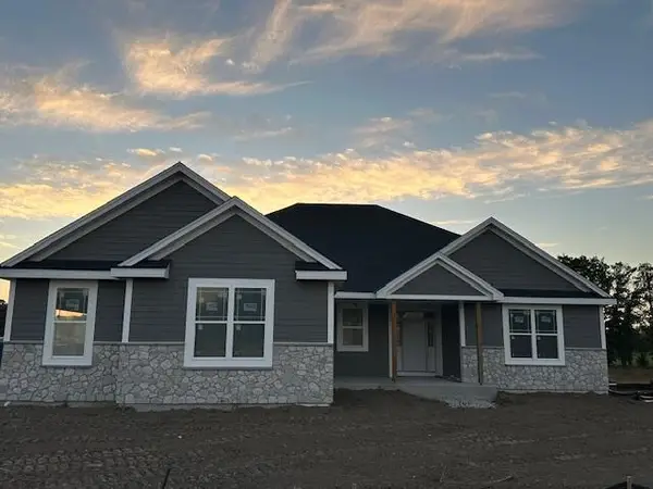 W207 N5817 Muirfield Dr, Menomonee Falls, WI 53051