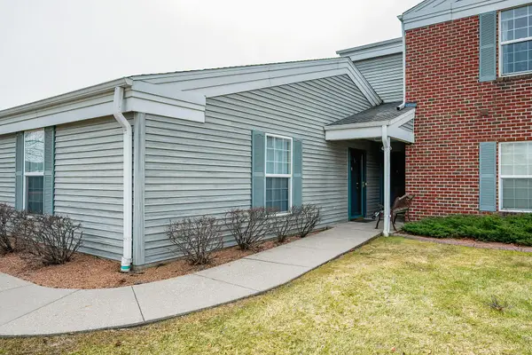 N16W26587 E Fieldhack Dr, Pewaukee, WI 53072