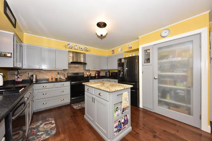 3551 S Woodland Ct, New Berlin, WI 53146 - #3