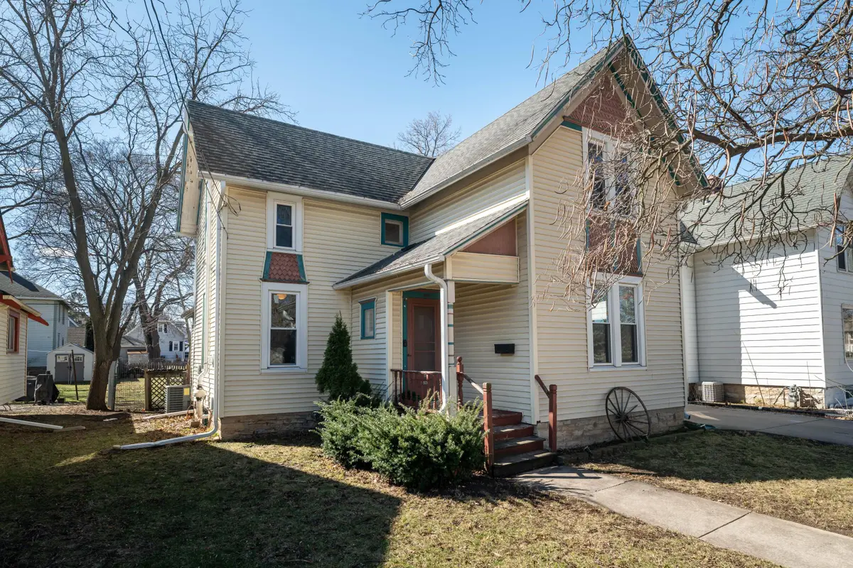 923 Beechwood Ave, Waukesha, WI 53186 - #1