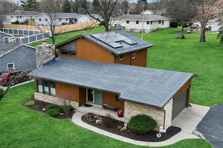 2115 Rambling Rose Rd, Waukesha, WI 53186 - #2