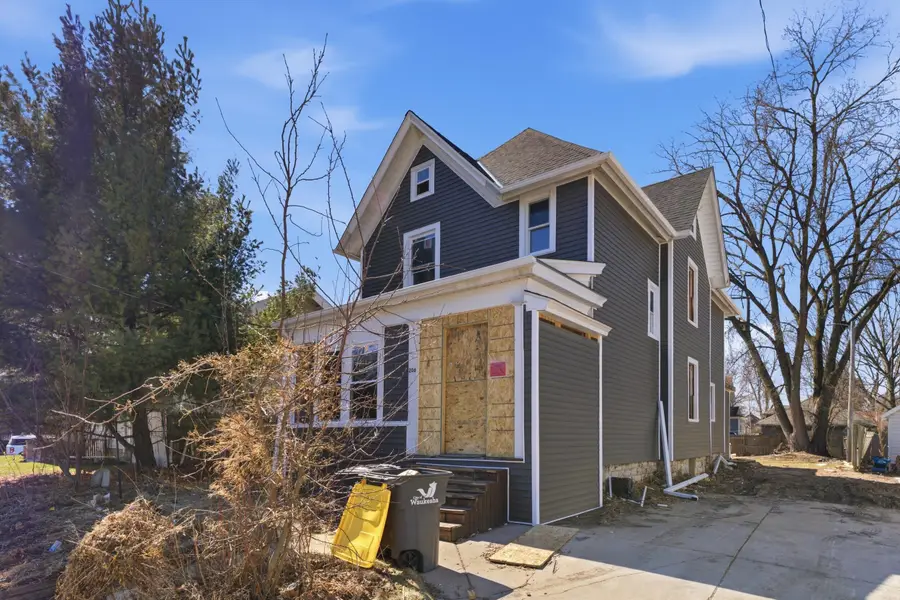 206 Maple Ave, Waukesha, WI 53186 - #2