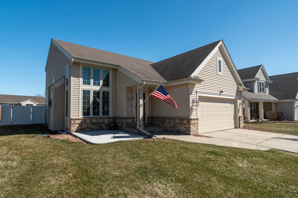 3533 Rivers Crossing Dr, Waukesha, WI 53189 - #1