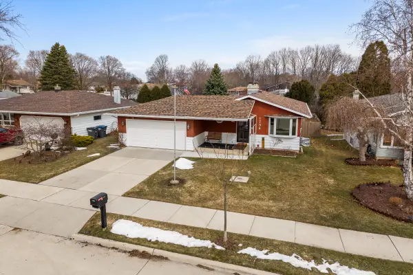 1736 Knoll Crest Dr, Sheboygan, WI 53081