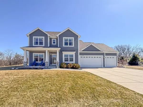 W275N358 Arrowhead Trl, Pewaukee, WI 53188