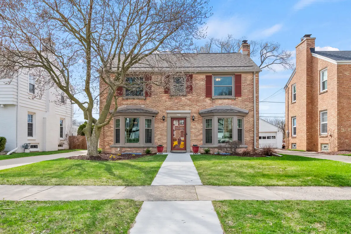4855 N Ardmore Ave, Whitefish Bay, WI 53217 - #1