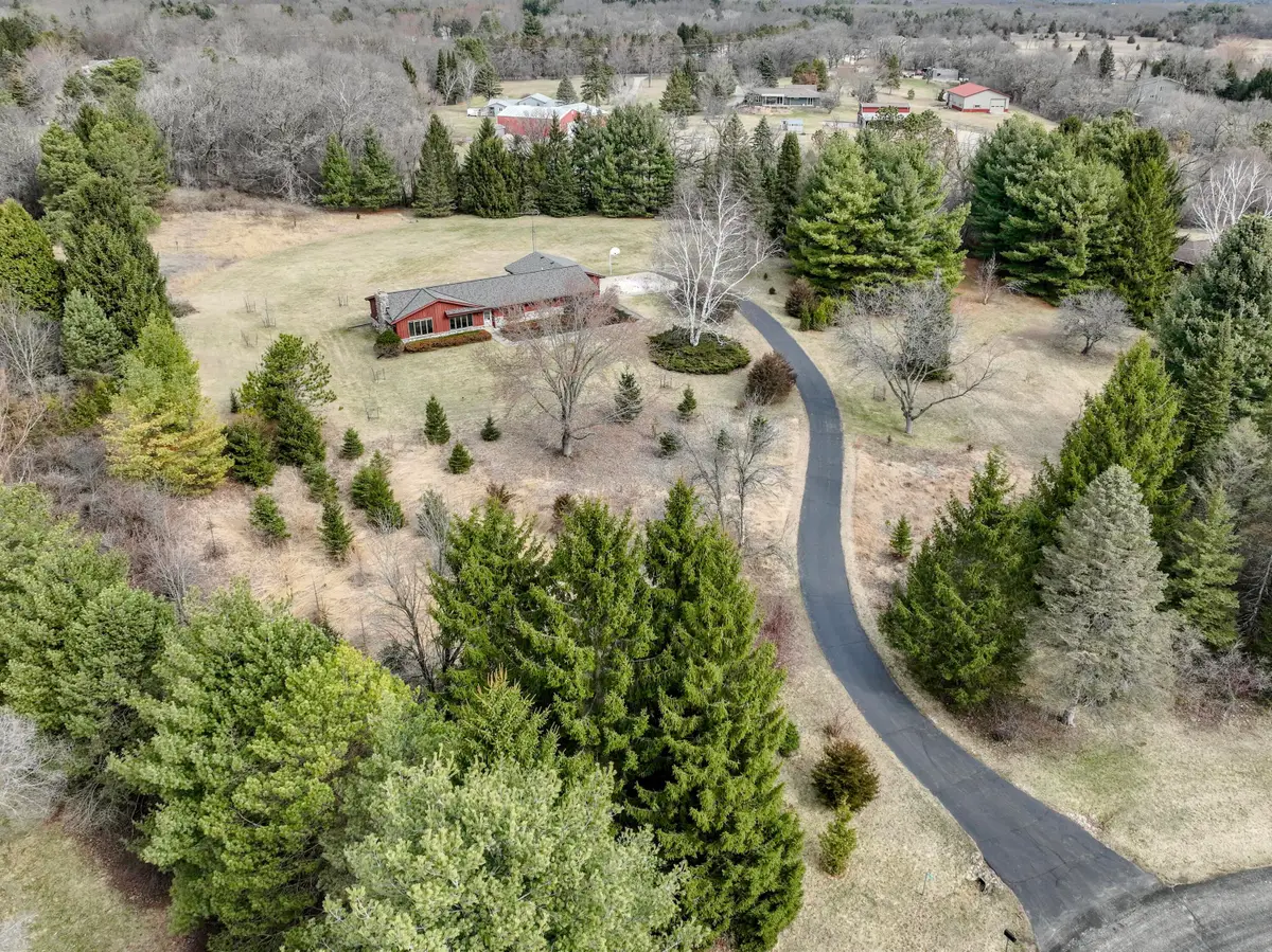 S52W33462 Red Fox Way, Genesee, WI 53153 - #1