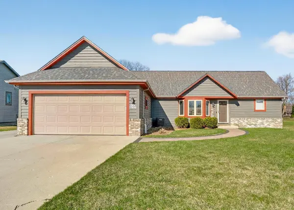 W199N17111 Ridgeway Dr, Jackson, WI 53037