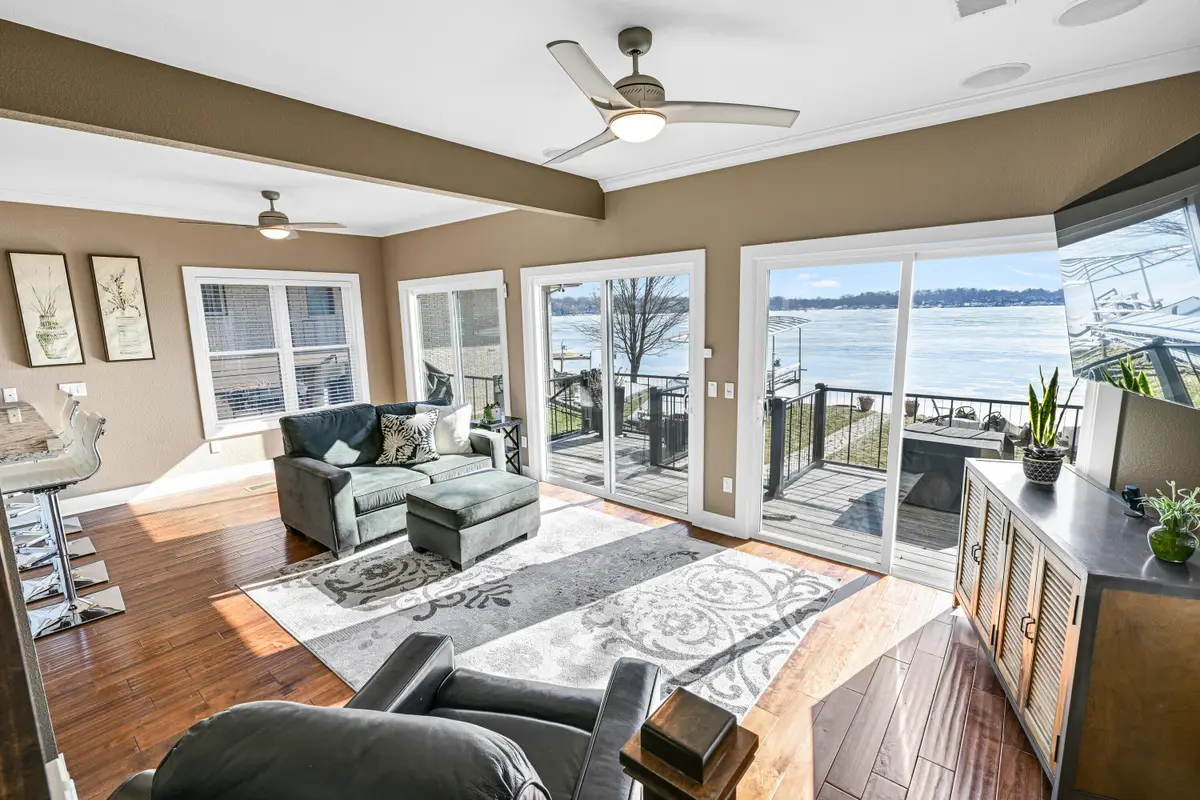 616 Kopmeier Dr, Pewaukee, WI 53072 - #1