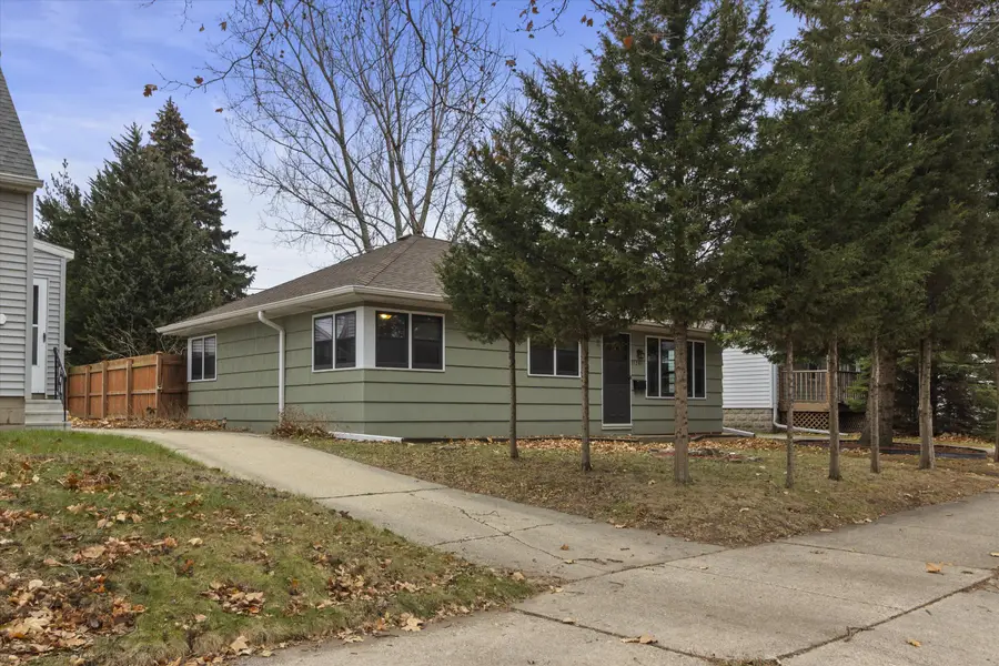 3526 S Brust Ave, Milwaukee, WI 53207 - #3