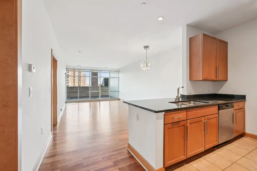 1550 E Royall Pl, Milwaukee, WI 53202 - #2