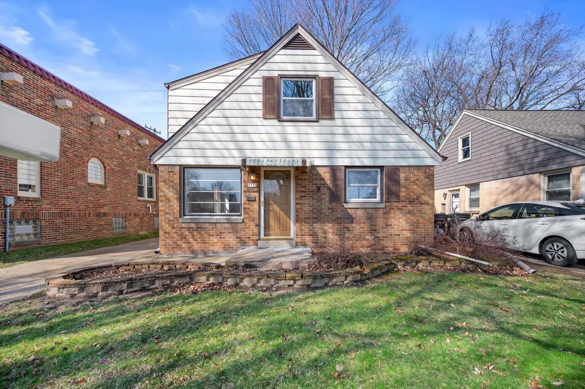5713 N Argyle Ave, Glendale, WI 53209 - #1