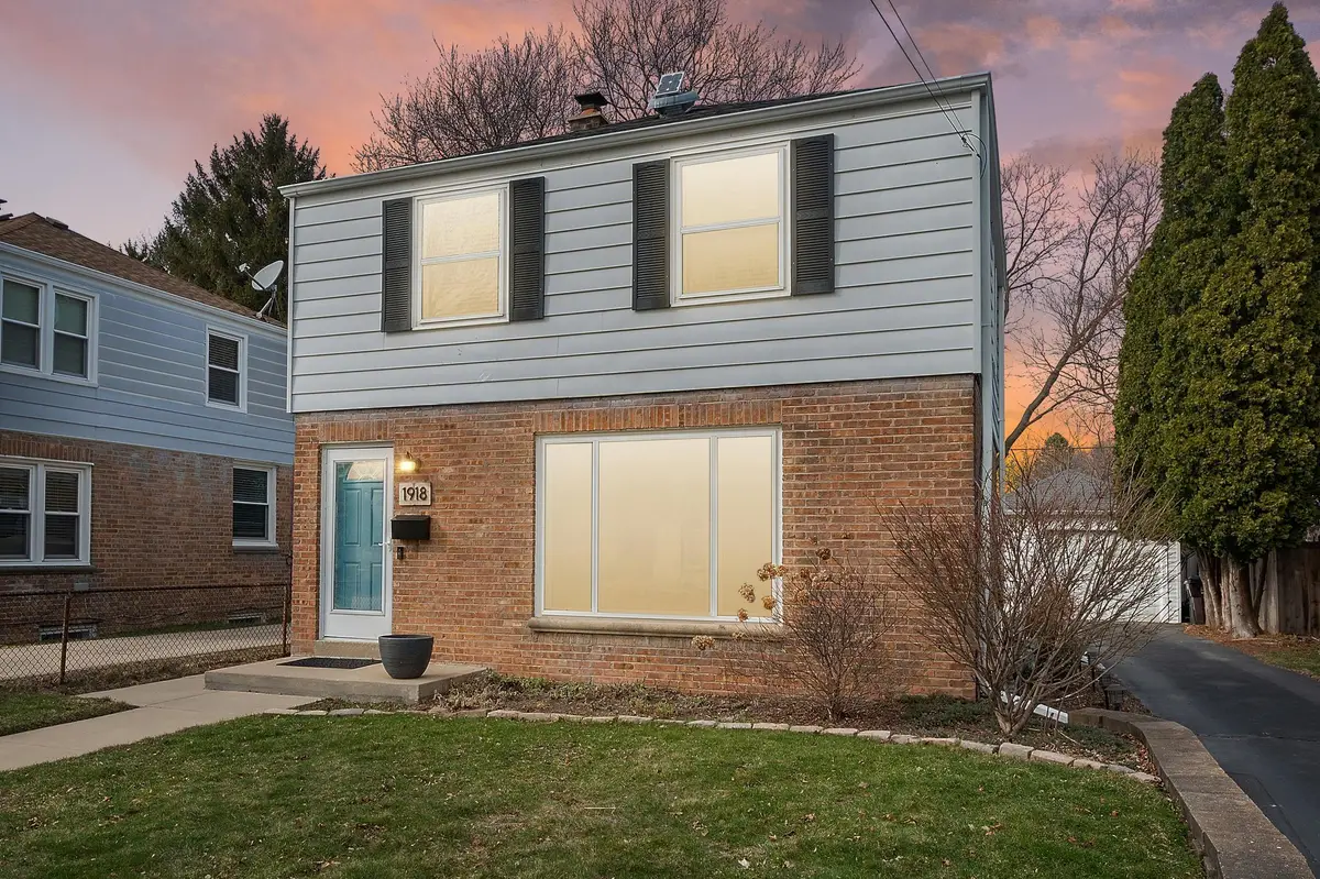 1918 E Eden Pl, Saint Francis, WI 53235 - #1