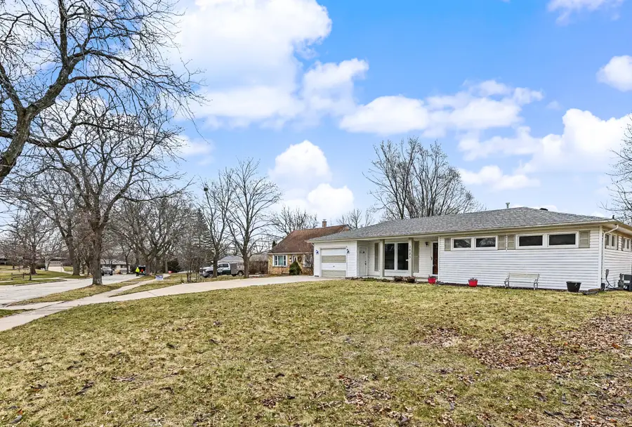 1023 W Glenn Dr, Waukesha, WI 53188 - #2