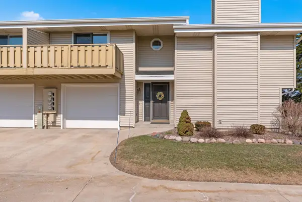 6461 S Crabapple Ct, Oak Creek, WI 53154