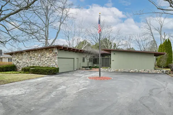 8925 N Maitland Rd, Bayside, WI 53217