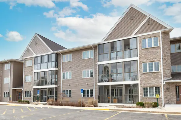 207 Oconomowoc Pkwy, Oconomowoc, WI 53066