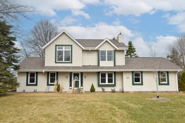 N105W16136 Brook Hollow Dr, Germantown, WI 53022