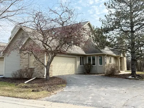 N21W24093 Dorchester Dr, Pewaukee, WI 53072