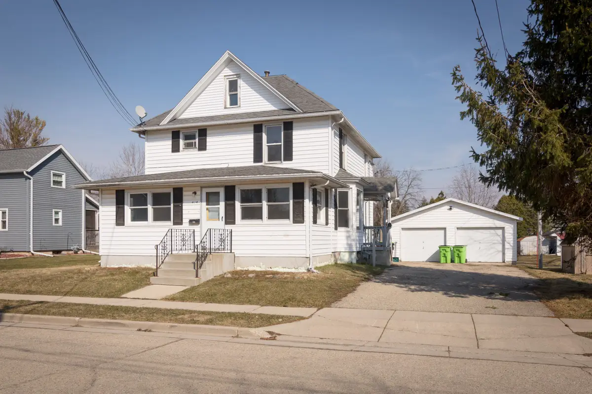 414 Grove St, Mayville, WI 53050 - #1