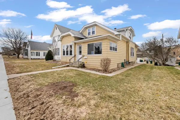 151 Edgewood Ln, West Bend, WI 53095