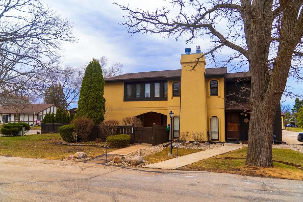 5266 S Somerset Ln, Greenfield, WI 53221 - #1