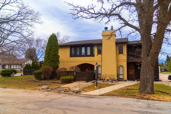 5266 S Somerset Ln, Greenfield, WI 53221