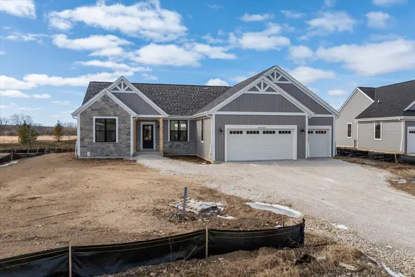 W251N2413 Valleyview Cir, Pewaukee, WI 53072