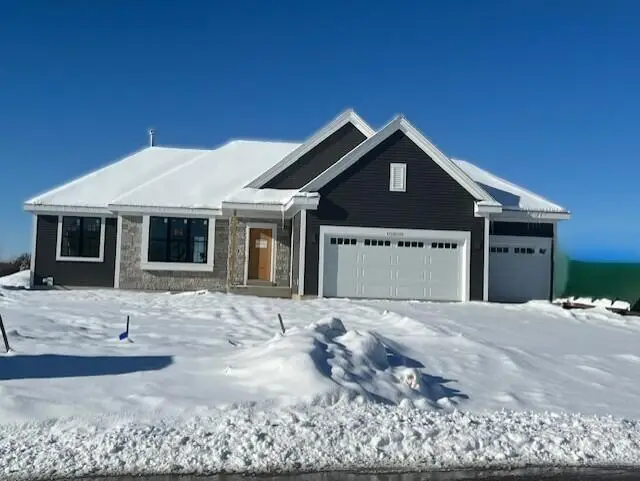 W251N2437 Valleyview Cir, Pewaukee, WI 53072 - #1