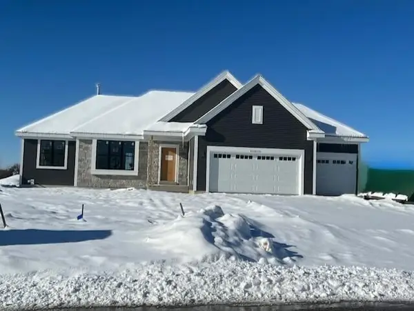 W251N2437 Valleyview Cir, Pewaukee, WI 53072