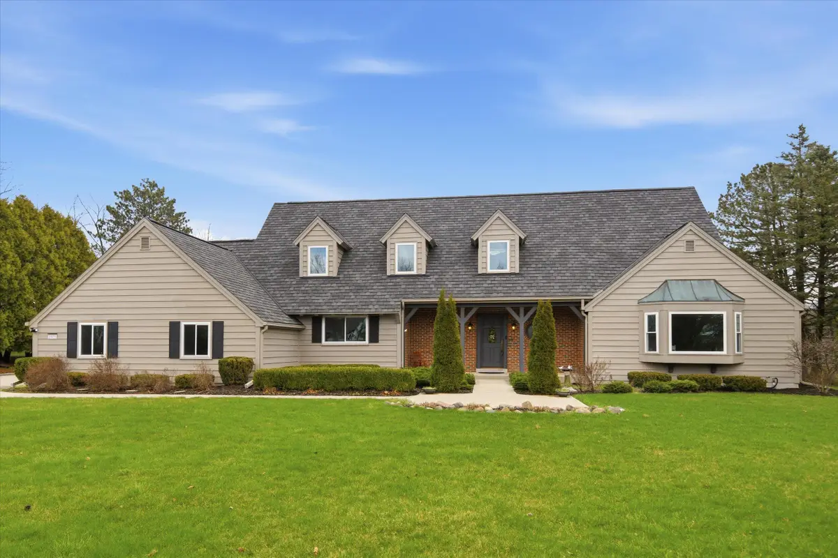 10270 N Range Line Ct, Mequon, WI 53092 - #1