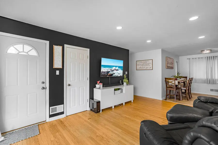 3572 S Sunset Dr, Greenfield, WI 53220 - #3