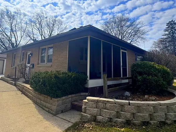 733 N Glenn Dr, Waukesha, WI 53188