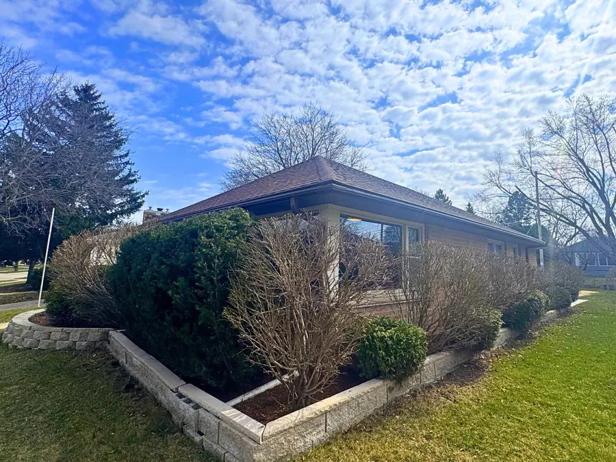 733 N Glenn Dr, Waukesha, WI 53188 - #3