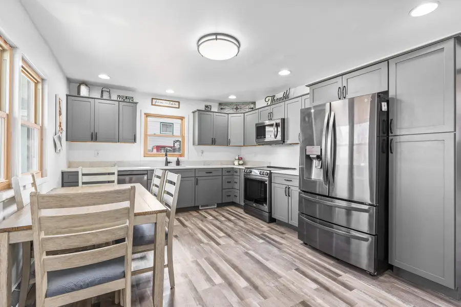 128 Roosevelt St, Valders, WI 54245 - #3