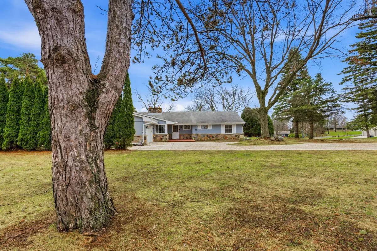 18635 Benington Dr, Brookfield, WI 53045 - #1